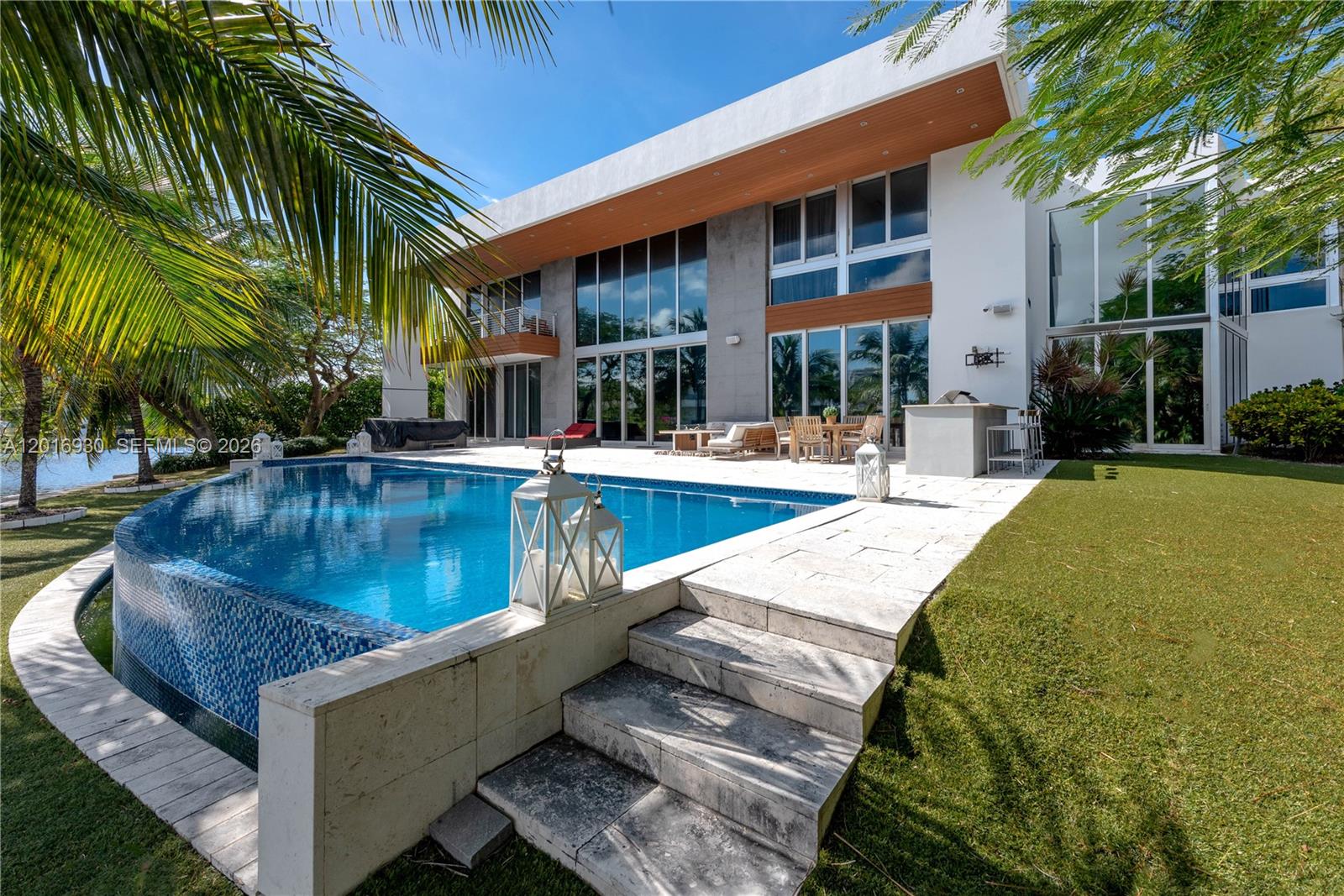400 Tamarind Dr, Hallandale Beach FL 33009