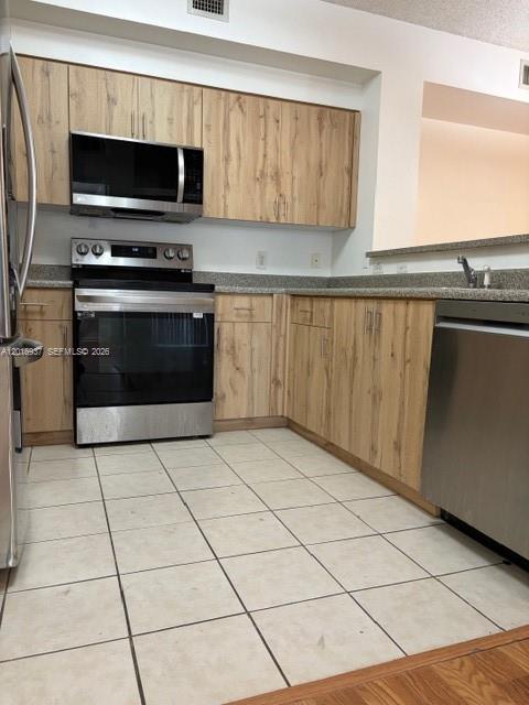 8000 N Nob Hill Rd #206, Tamarac FL 33321
