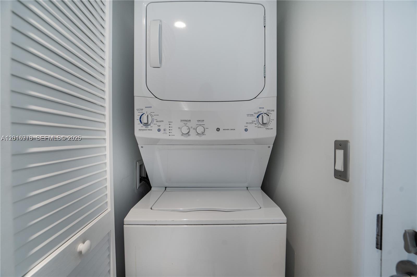 31 SE 6th St #2205, Miami FL 33131