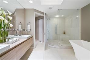 17111 Biscayne Blvd #209, North Miami Beach FL 33160