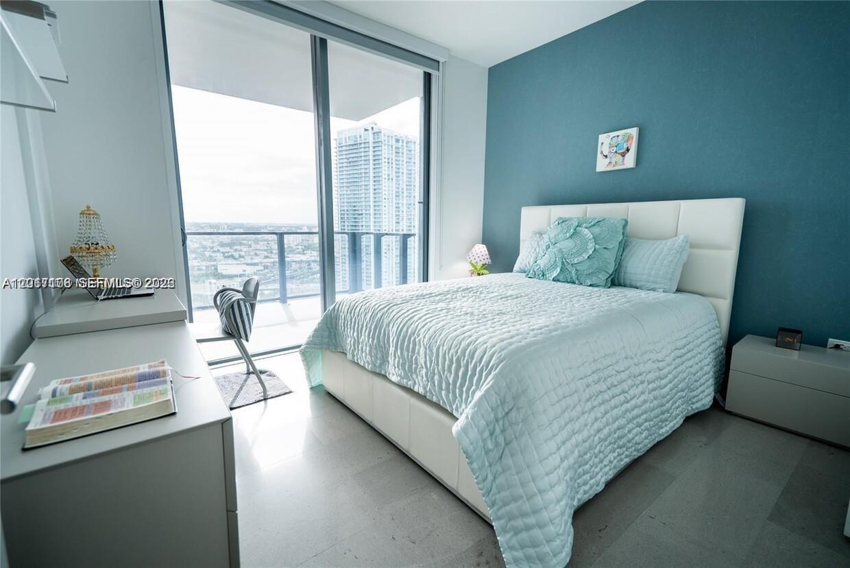 68 SE 6th St #2510, Miami FL 33131