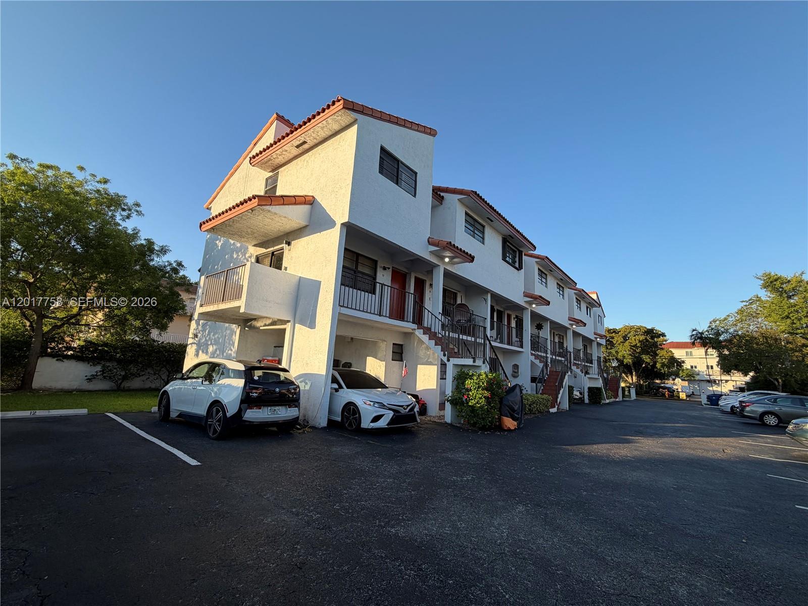 421 Swallow Dr #12, Miami Springs FL 33166