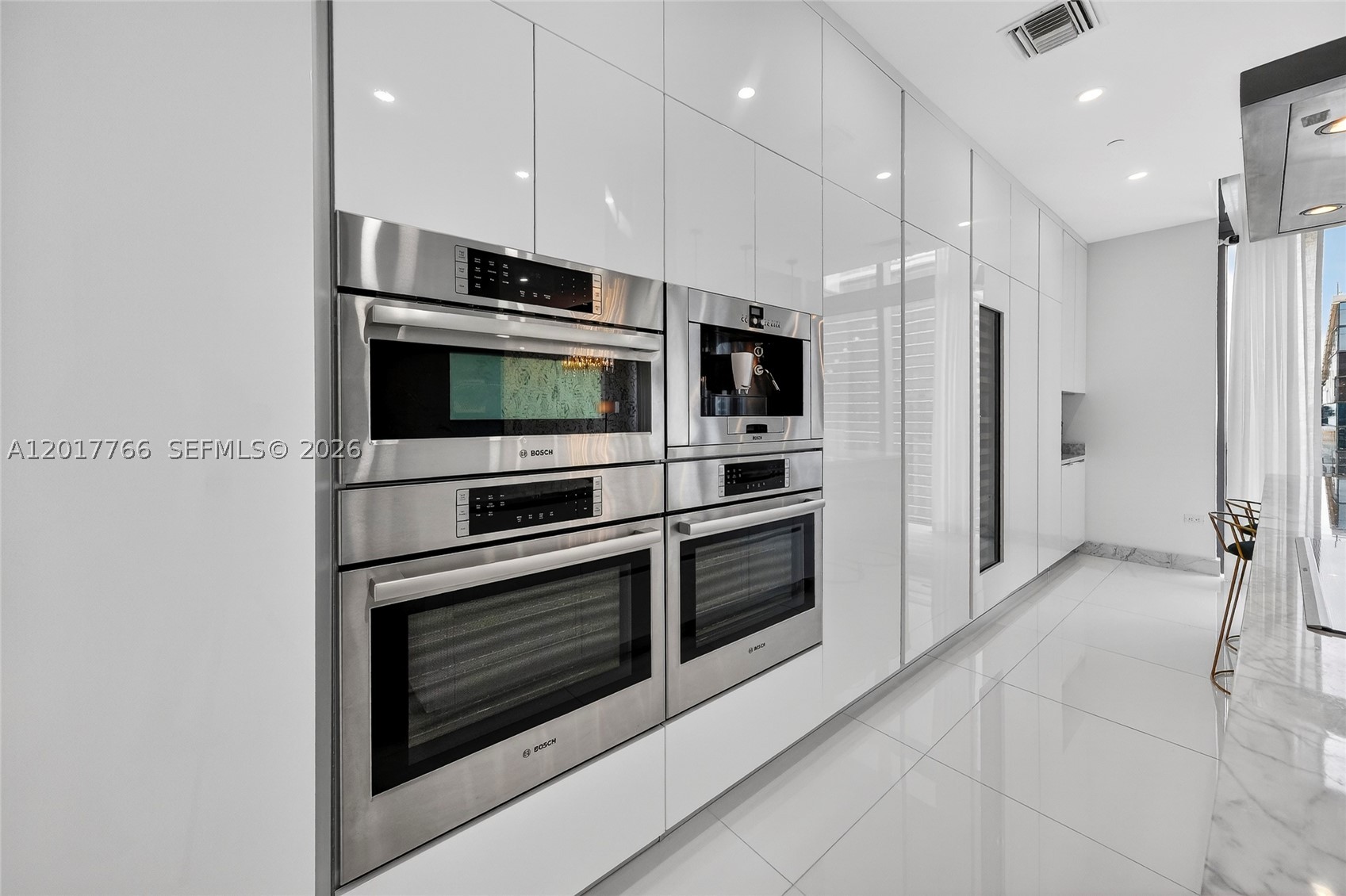 88 SW 7th St #PH4202, Miami FL 33130