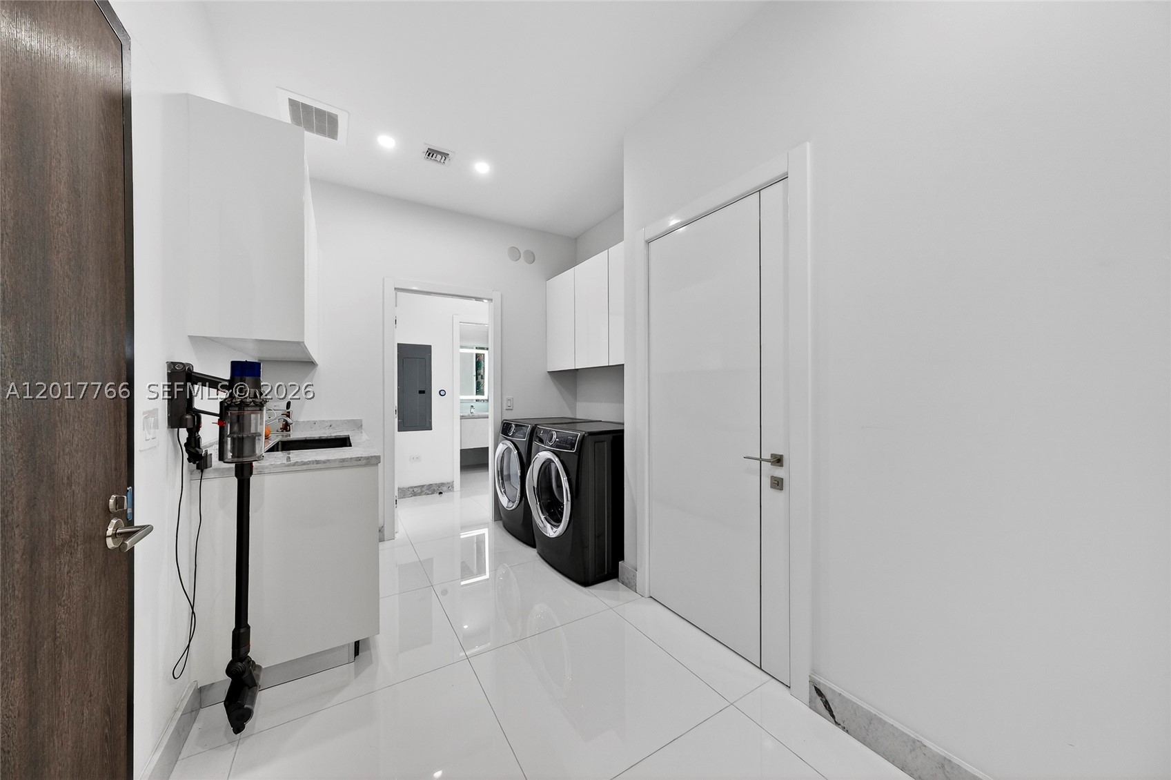88 SW 7th St #PH4202, Miami FL 33130