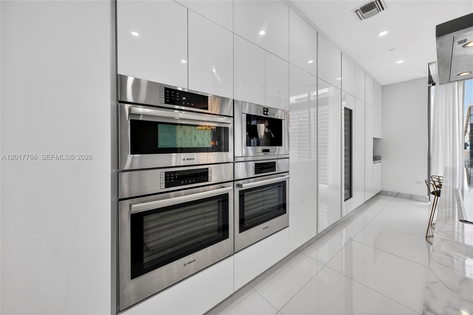 88 SW 7th St #PH4202, Miami FL 33130