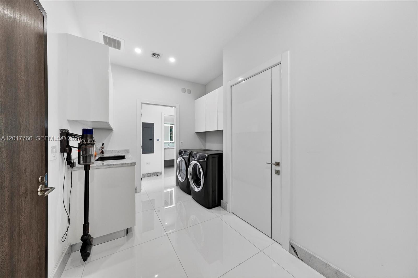 88 SW 7th St #PH4202, Miami FL 33130