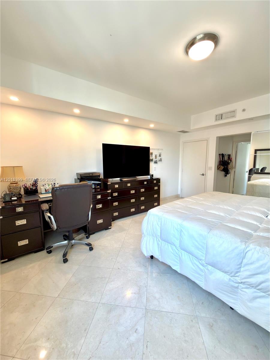 3330 NE 190th St #1610, Aventura FL 33180