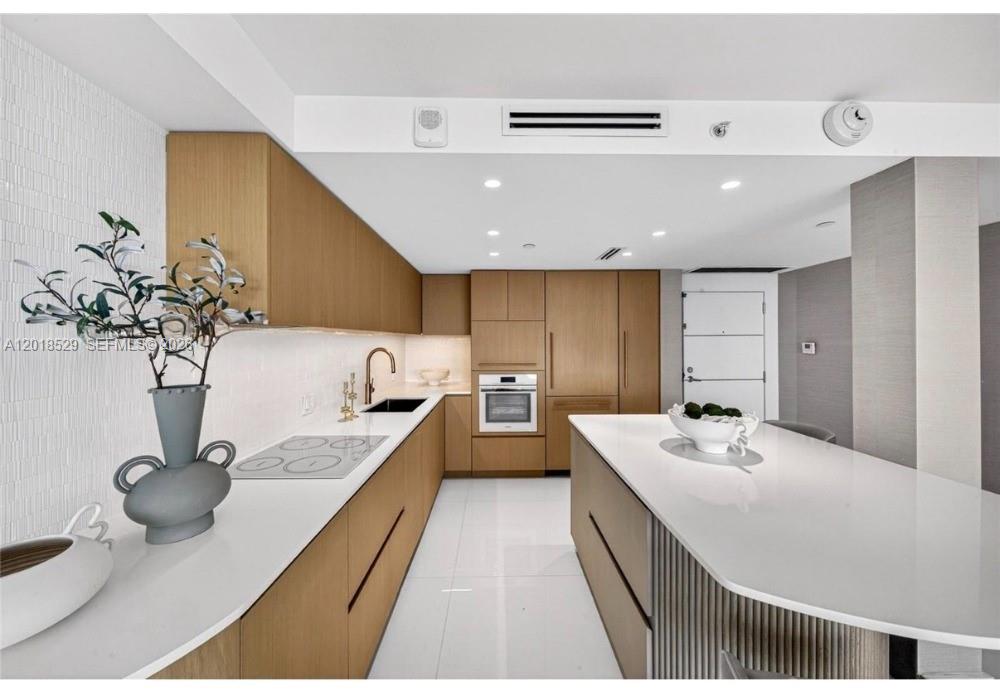 400 S Pointe Dr #1501, Miami Beach FL 33139
