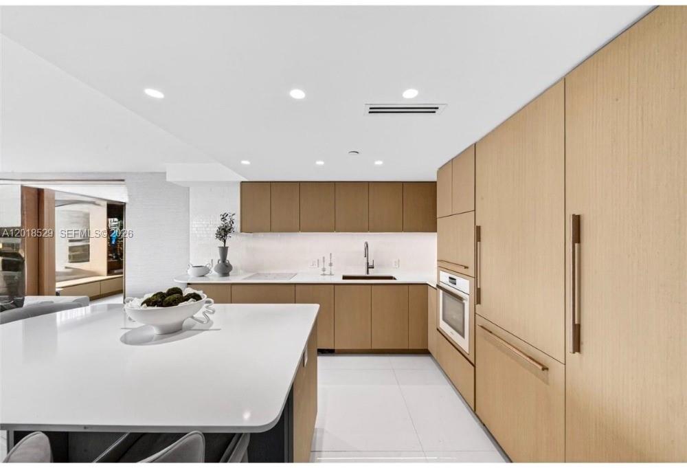 400 S Pointe Dr #1501, Miami Beach FL 33139