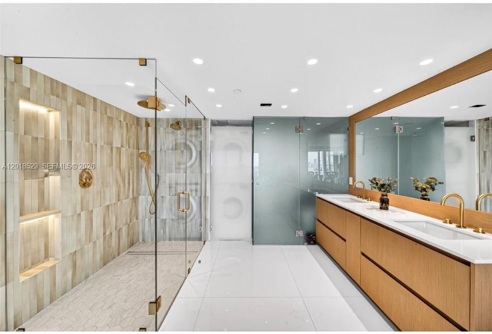 400 S Pointe Dr #1501, Miami Beach FL 33139