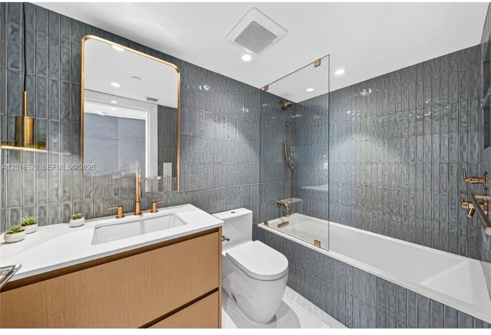 400 S Pointe Dr #1501, Miami Beach FL 33139