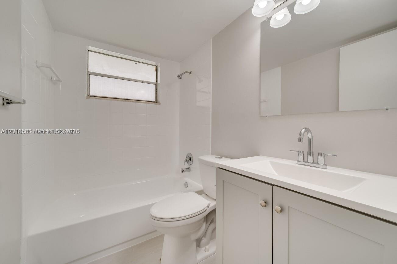 841 SW 74 TER #201E, North Lauderdale FL 33068