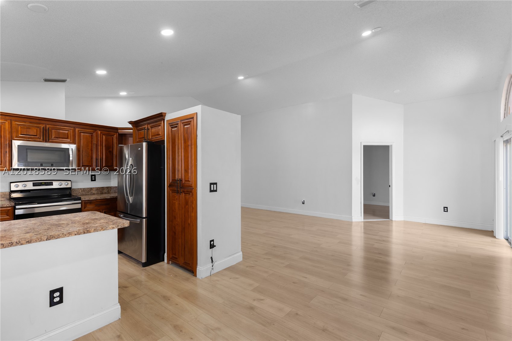 1035 W Jasmine Ln, North Lauderdale FL 33068