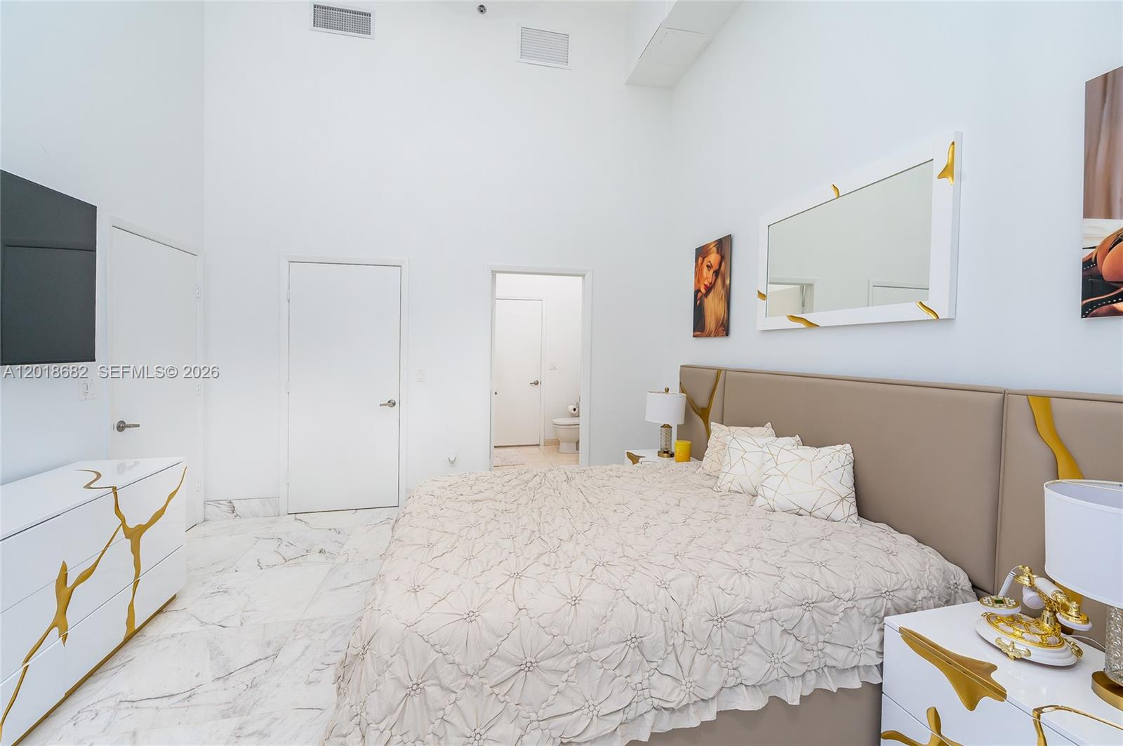 475 Brickell Ave #2209, Miami FL 33131
