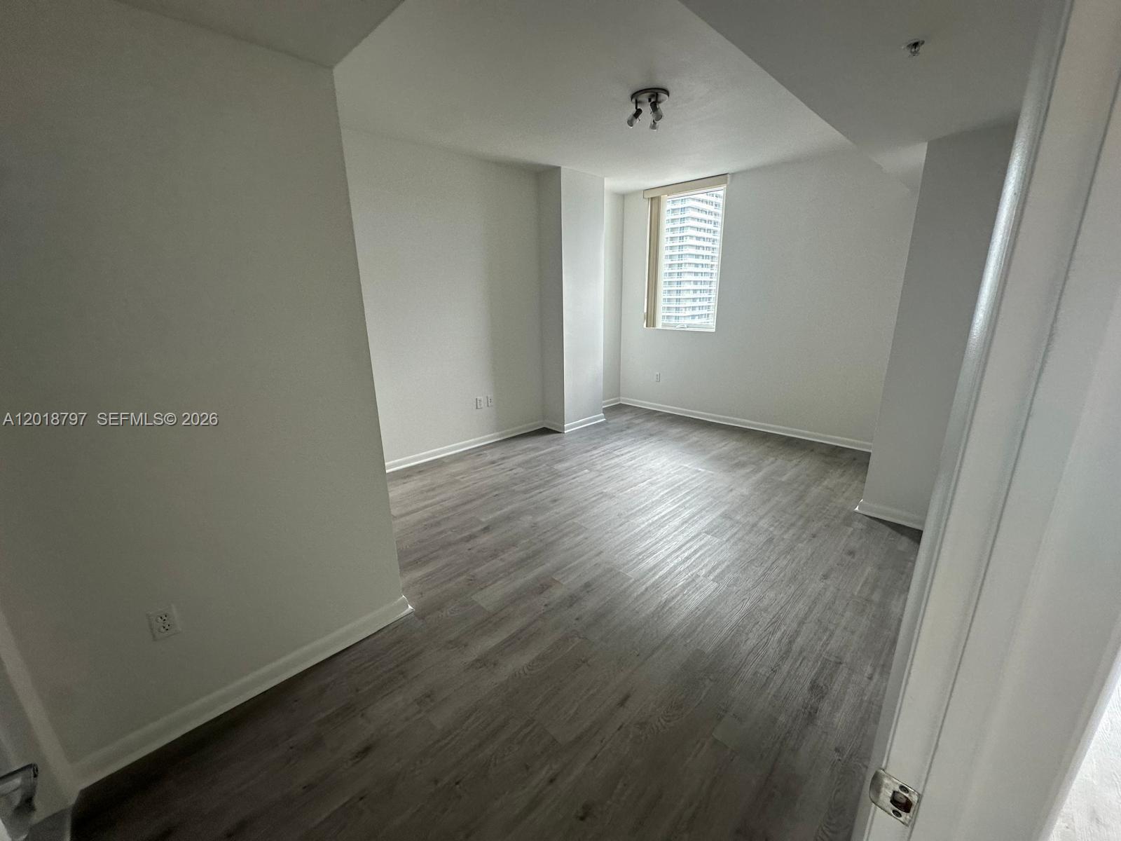 244 Biscayne Blvd #1910, Miami FL 33132