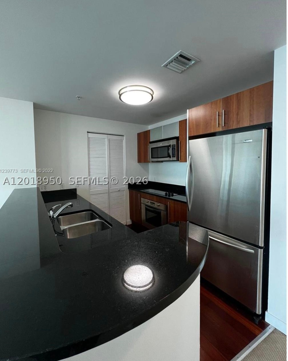 300 S Biscayne Blvd #T-1606, Miami FL 33131