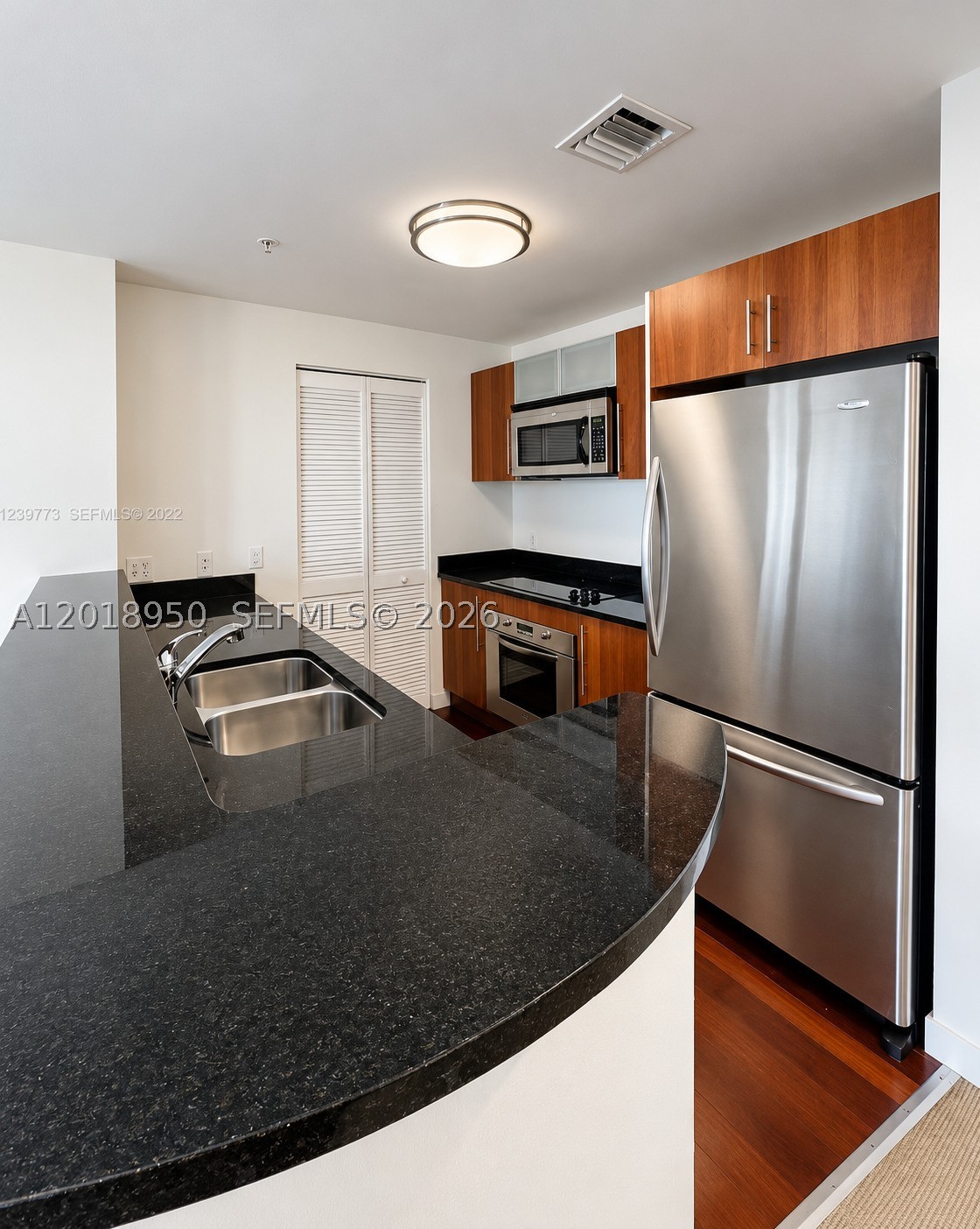 300 S Biscayne Blvd #T-1606, Miami FL 33131