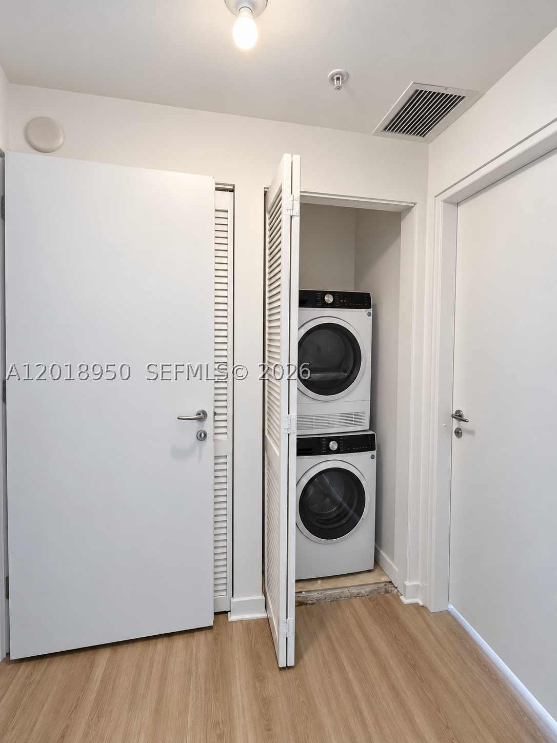 300 S Biscayne Blvd #T-1606, Miami FL 33131