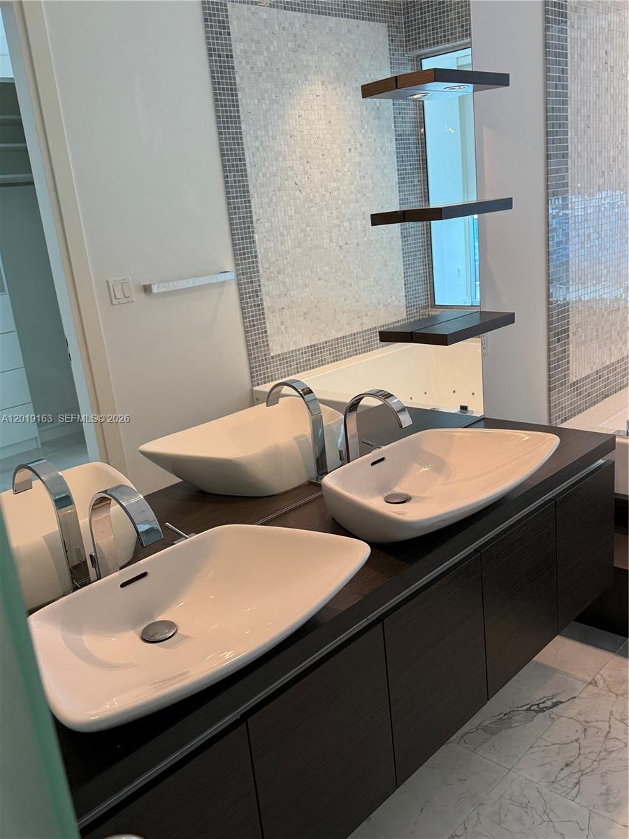 200 Biscayne Boulevard Way #4904, Miami FL 33131