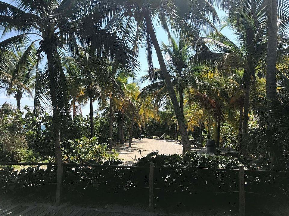 881 Ocean Dr #TH11, Key Biscayne FL 33149