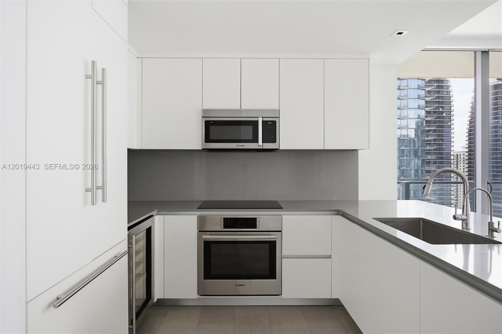 68 SE 6th St #2702, Miami FL 33131