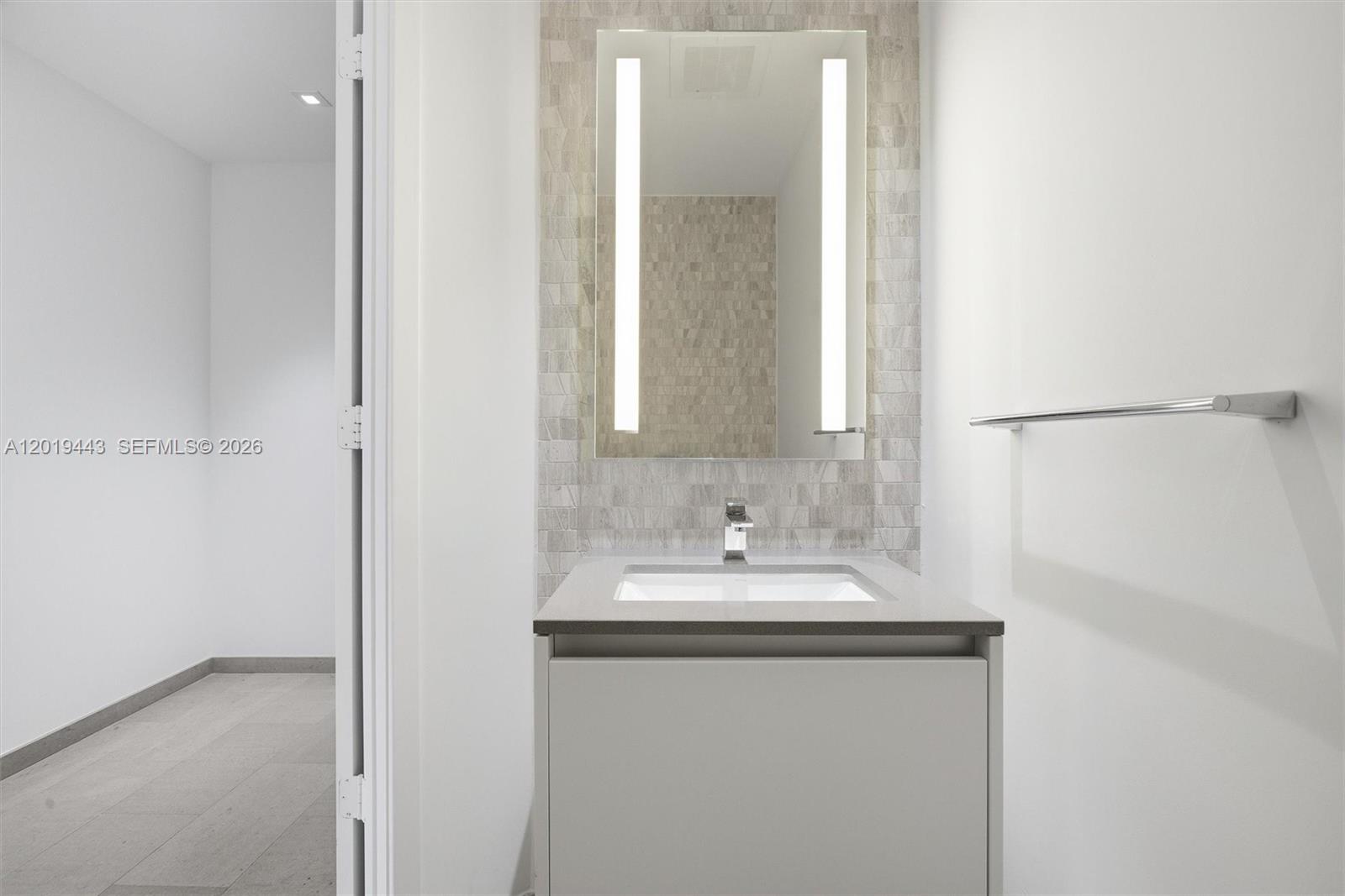 68 SE 6th St #2702, Miami FL 33131