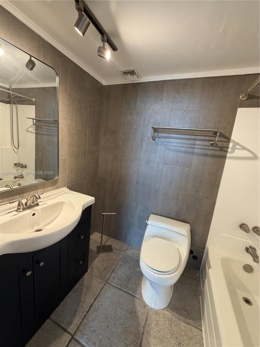 2350 NE 135th St #1110, North Miami FL 33181