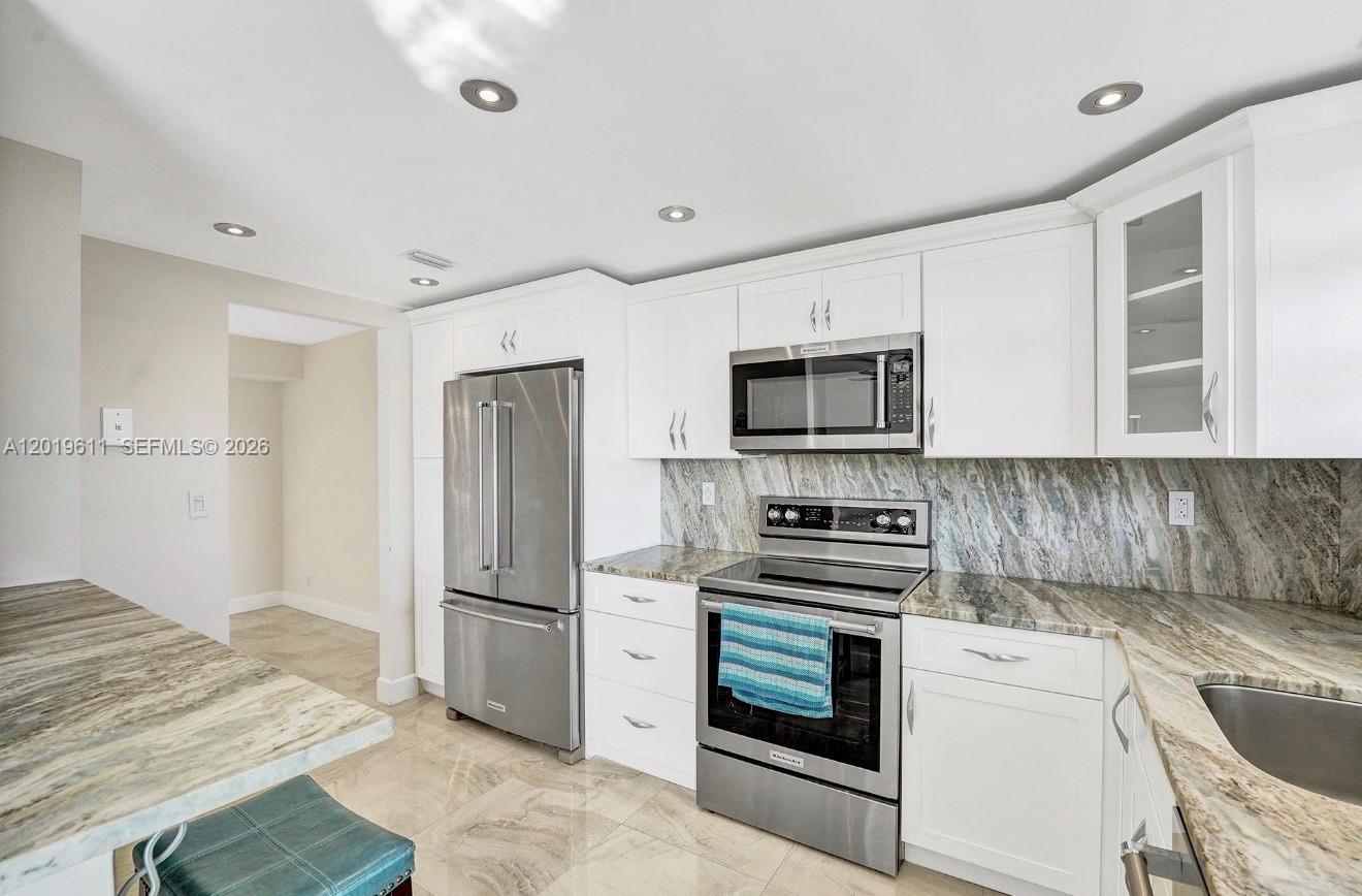 137 Golden Isles Dr #1006, Hallandale Beach FL 33009