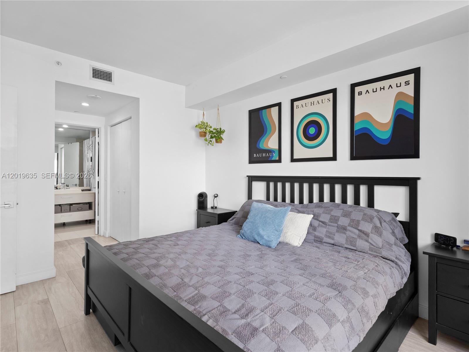 55 SW 9th St #1810, Miami FL 33130