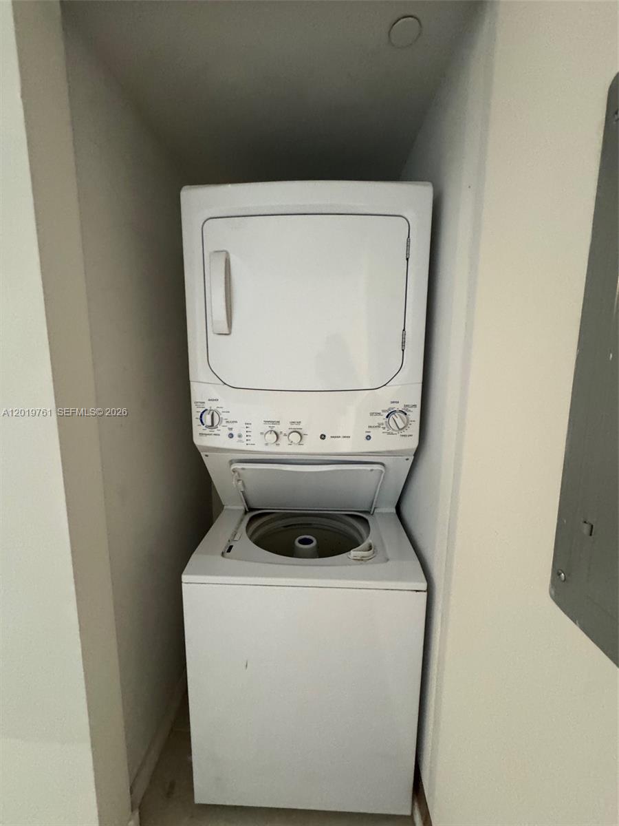 31 SE 6th St #2004, Miami FL 33131