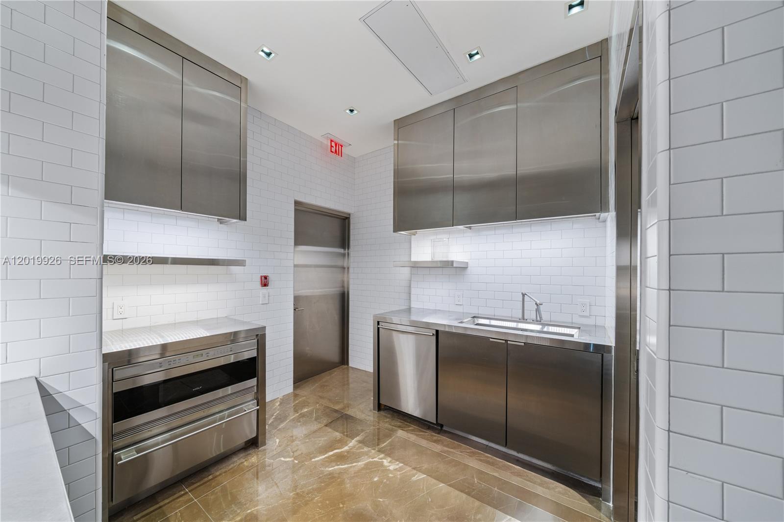 800 S Pointe Dr #Penthouse 2204, Miami Beach FL 33139