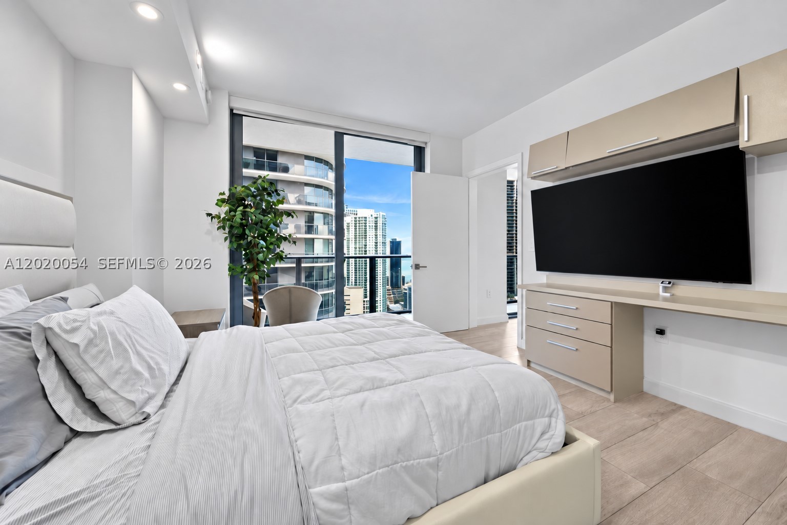 55 SW 9th St #2703, Miami FL 33130