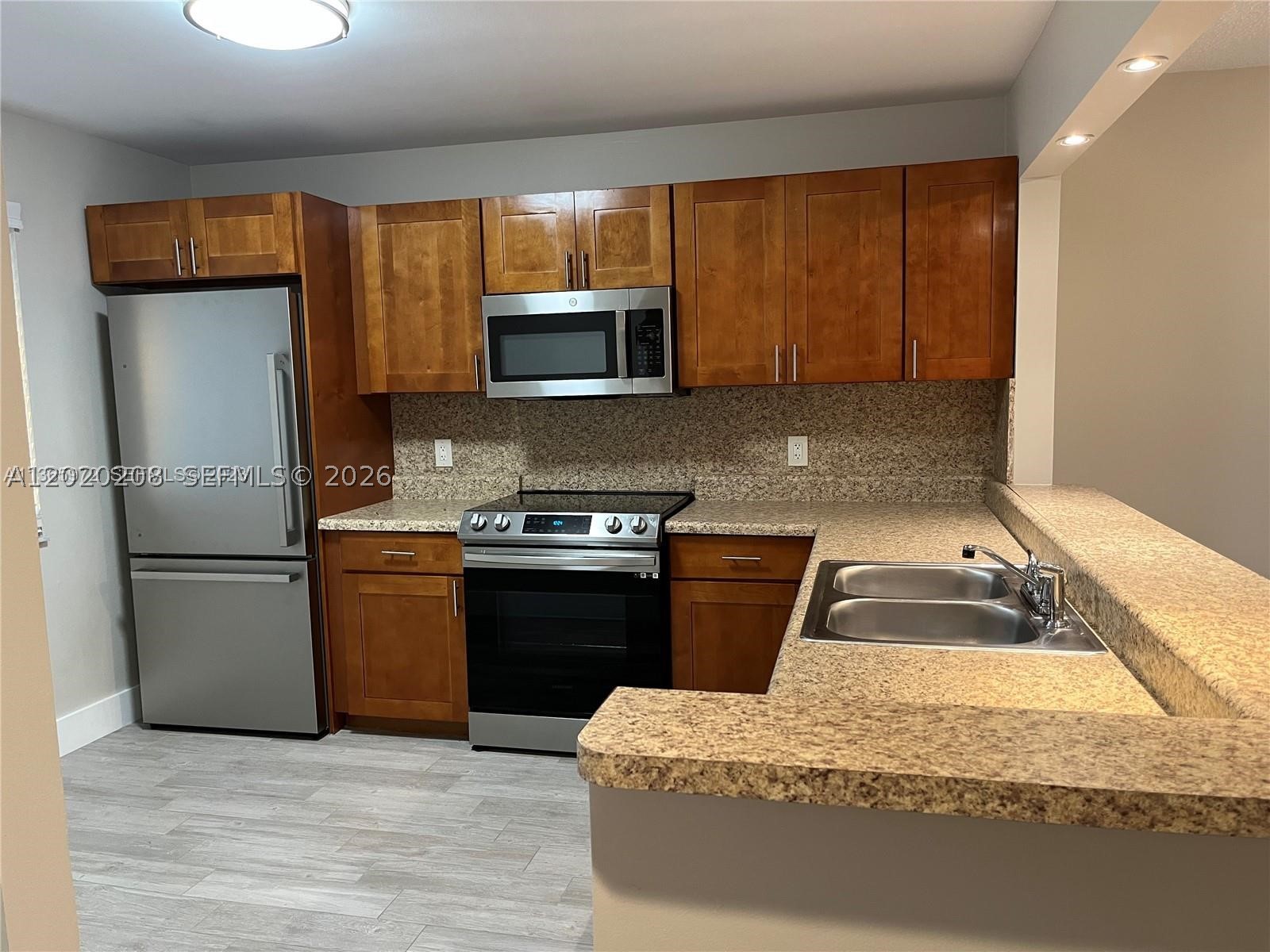 436 Lakeview Dr #203, Weston FL 33326