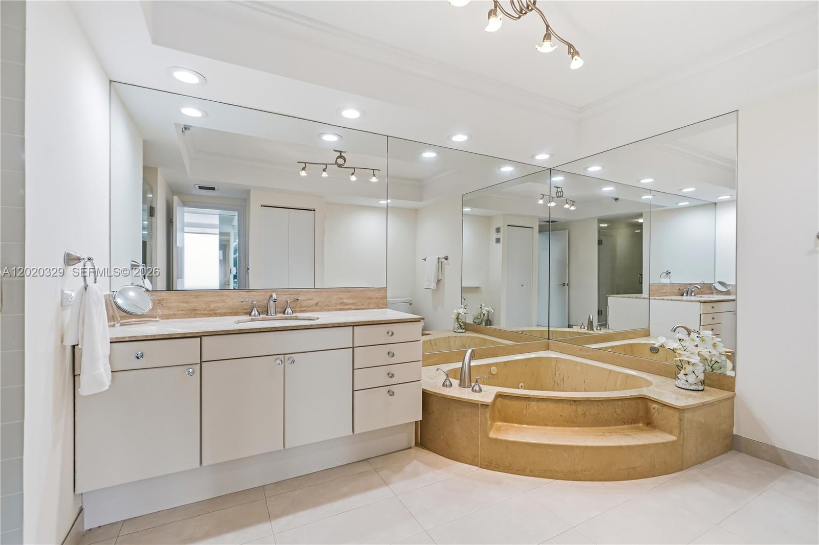 20281 E Country Club Dr #2101, Aventura FL 33180