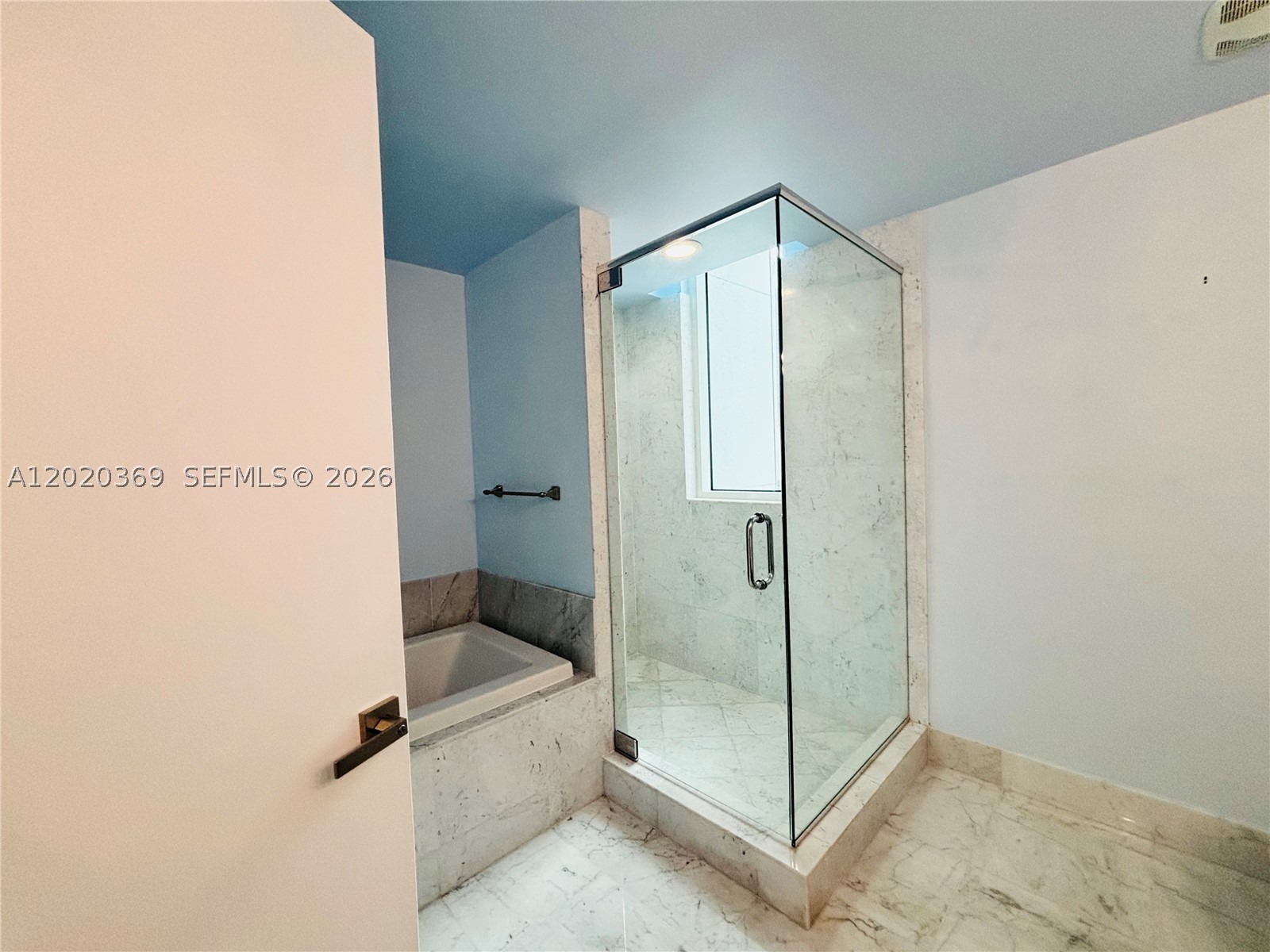 253 NE 2nd St #2003, Miami FL 33132