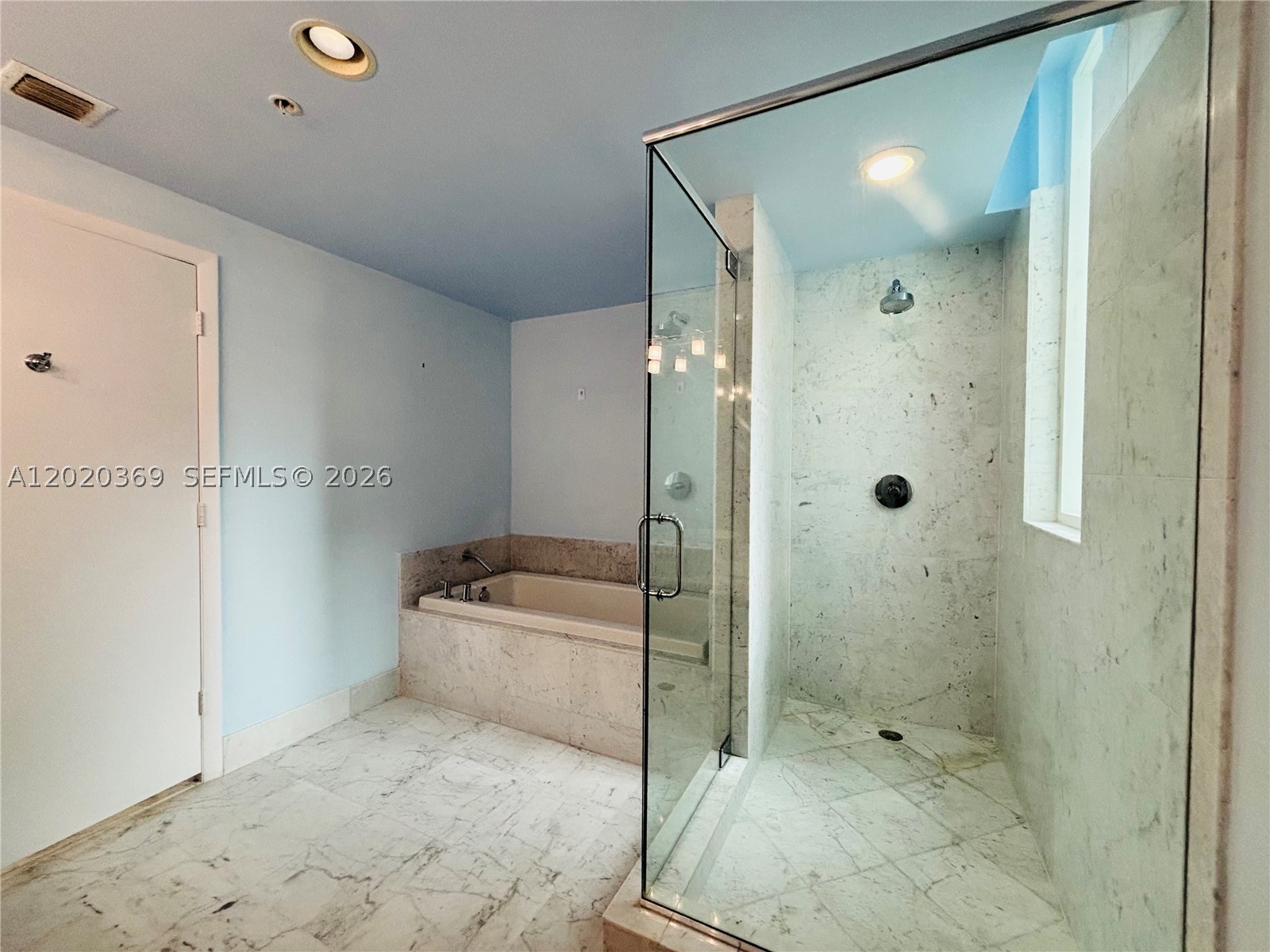253 NE 2nd St #2003, Miami FL 33132