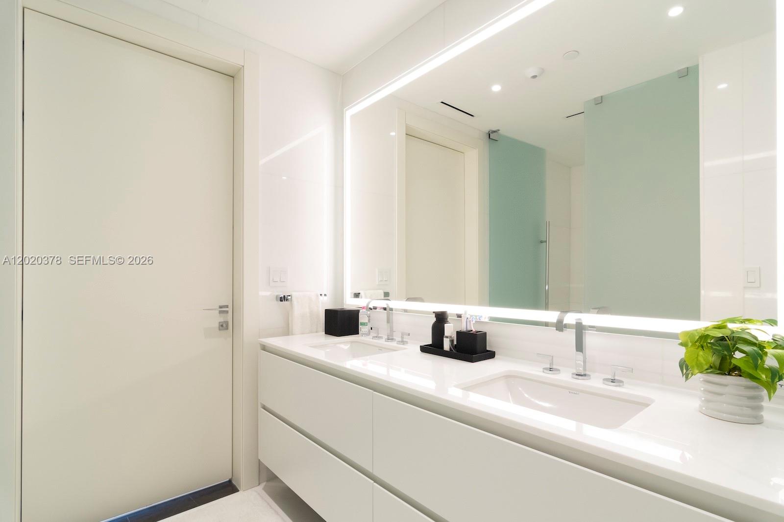 300 Biscayne Boulevard Way #802E, Miami FL 33131
