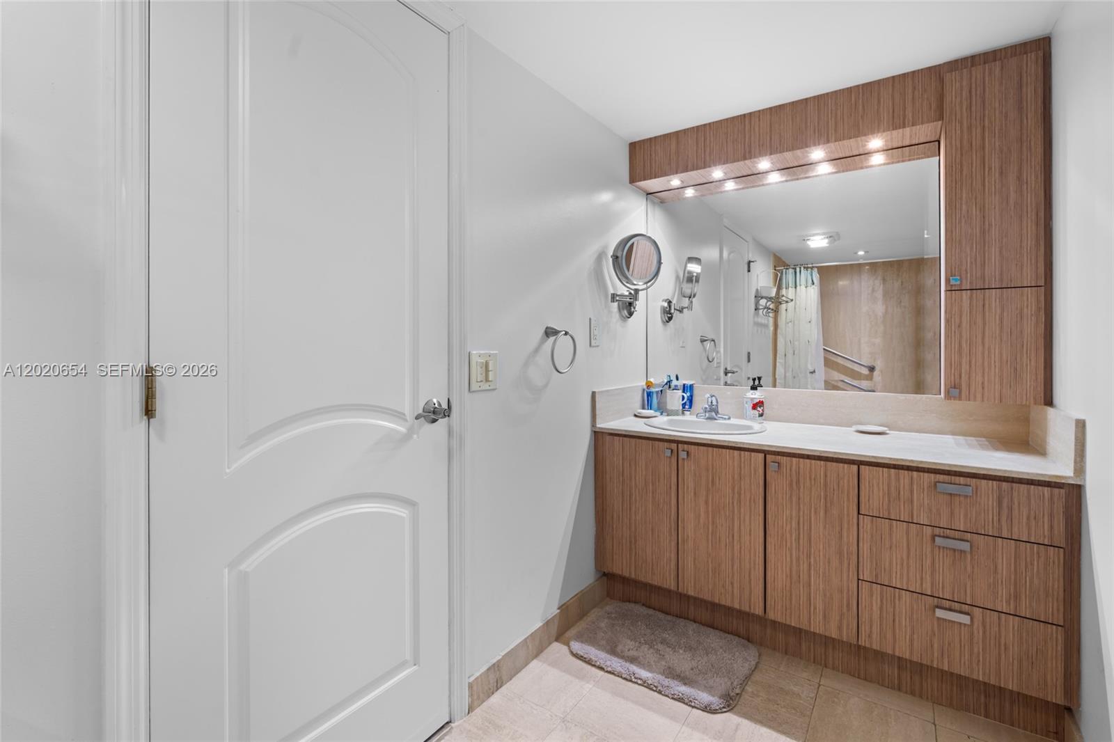 Hollywood FL 33019 - A12020654