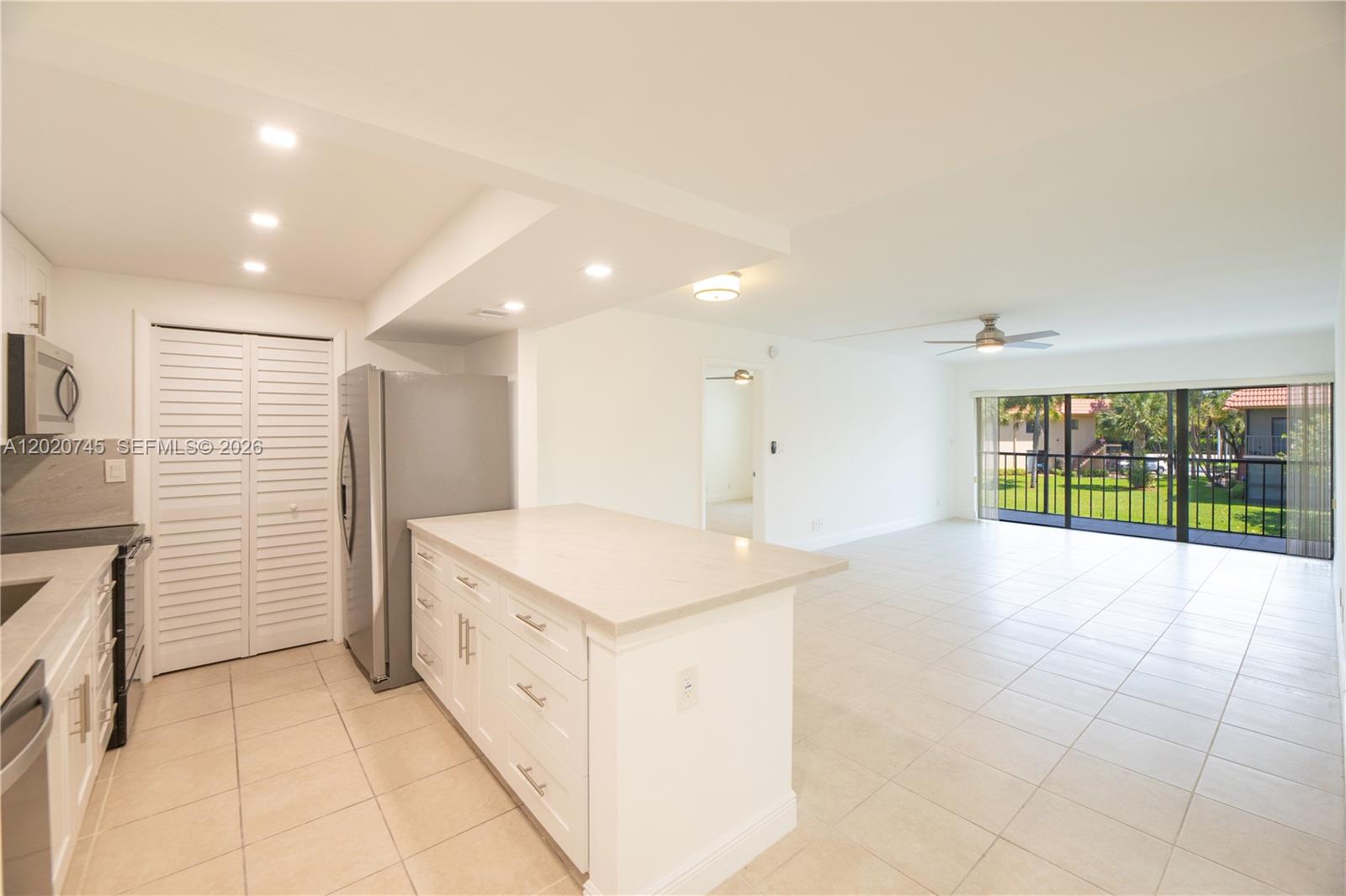 200 LAKEVIEW DR #211, Weston FL 33326