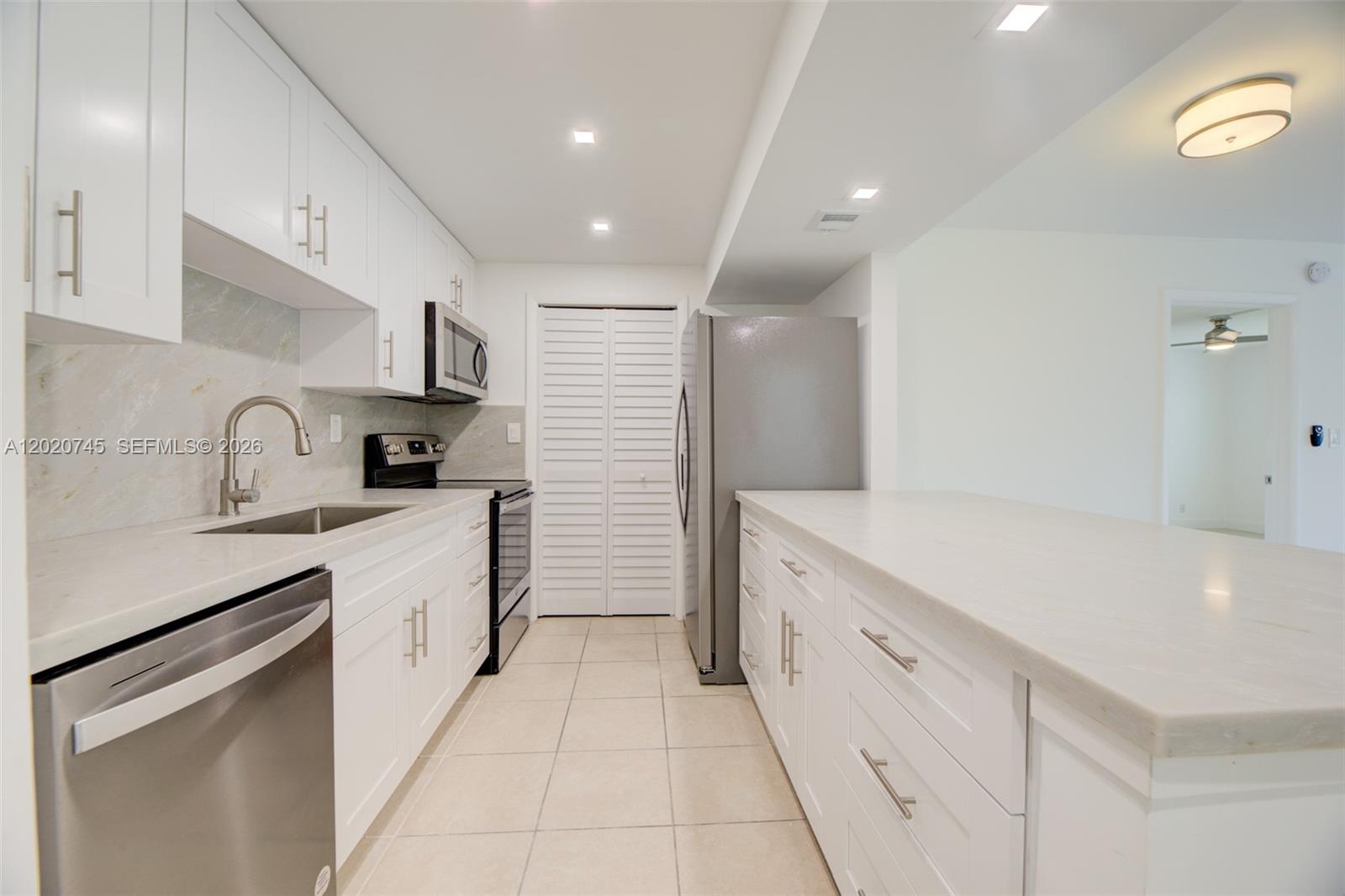 200 LAKEVIEW DR #211, Weston FL 33326