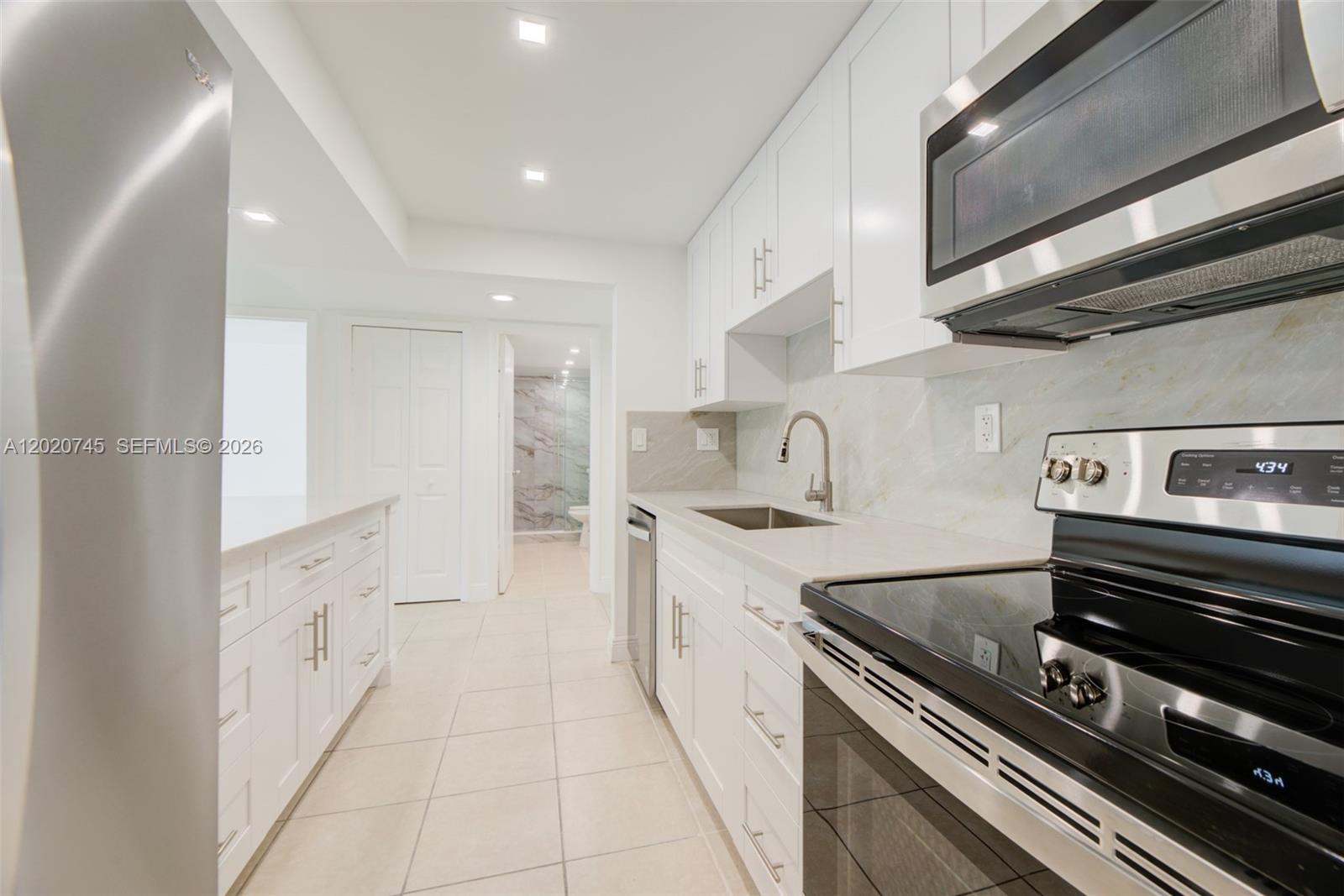 200 LAKEVIEW DR #211, Weston FL 33326
