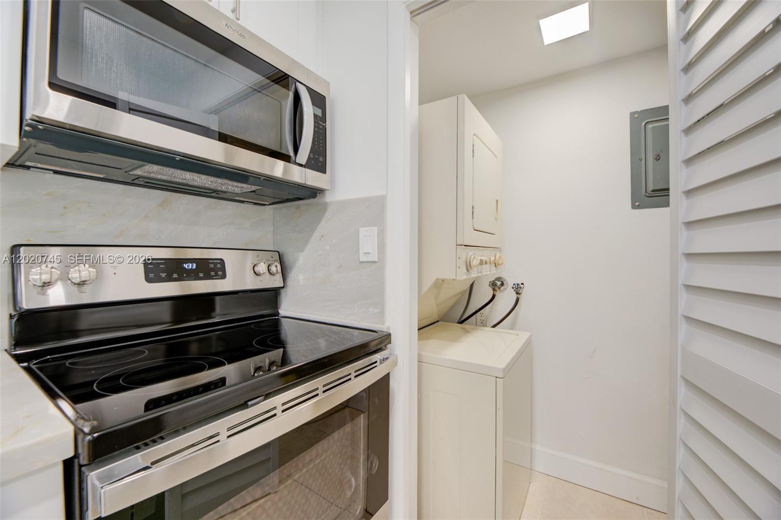 200 LAKEVIEW DR #211, Weston FL 33326