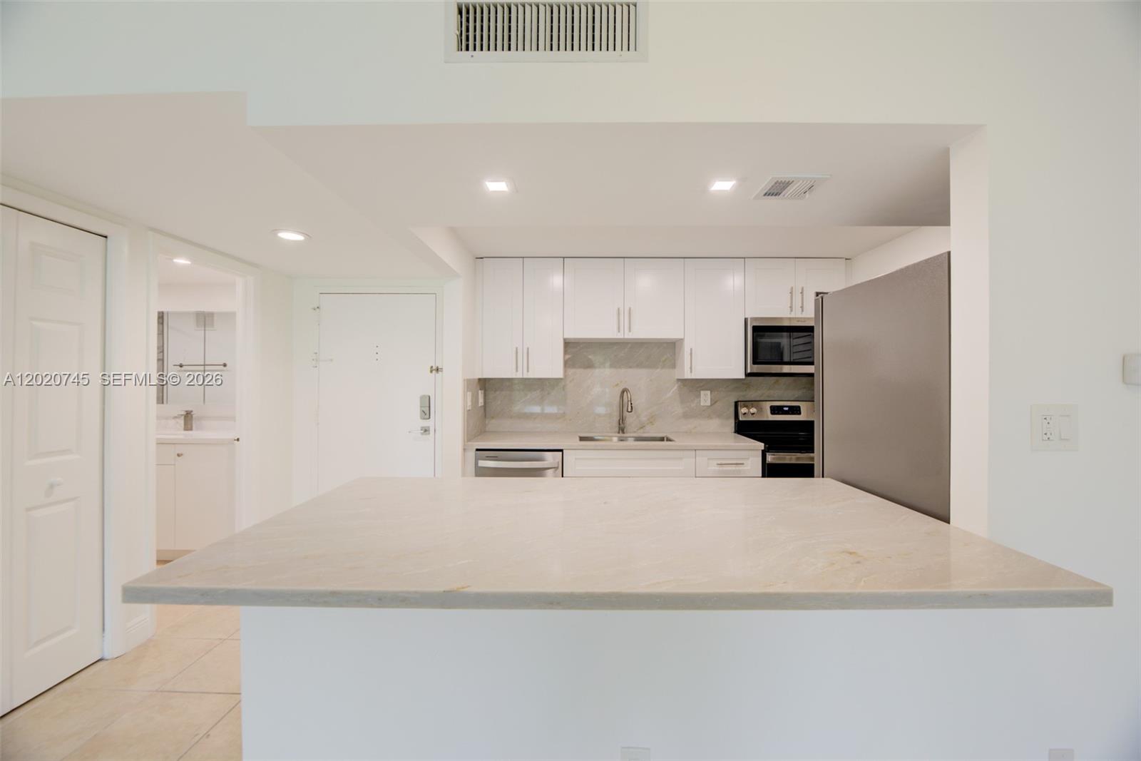 200 LAKEVIEW DR #211, Weston FL 33326