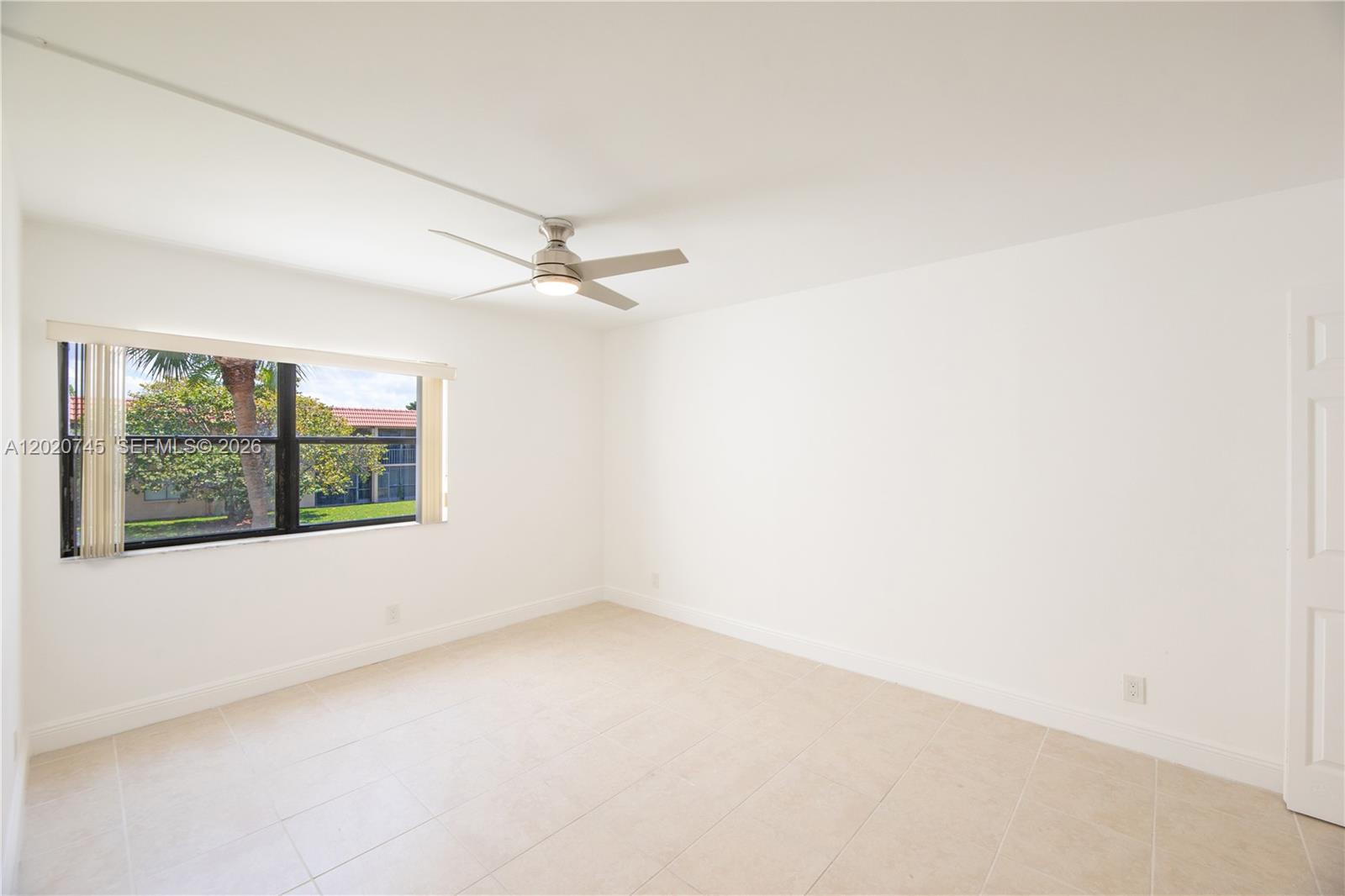 200 LAKEVIEW DR #211, Weston FL 33326