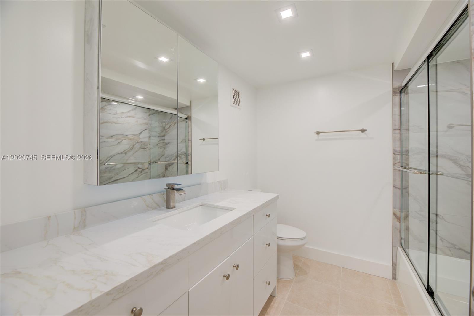 200 LAKEVIEW DR #211, Weston FL 33326