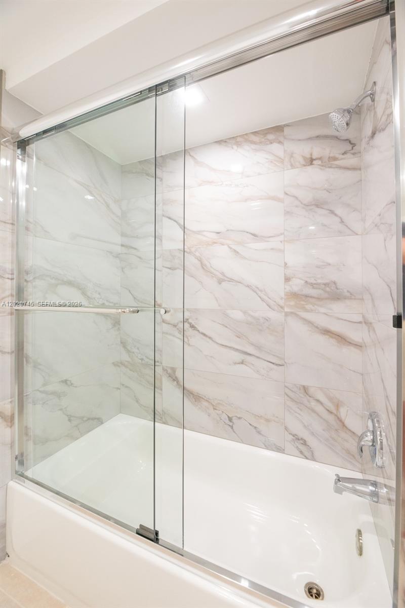 200 LAKEVIEW DR #211, Weston FL 33326