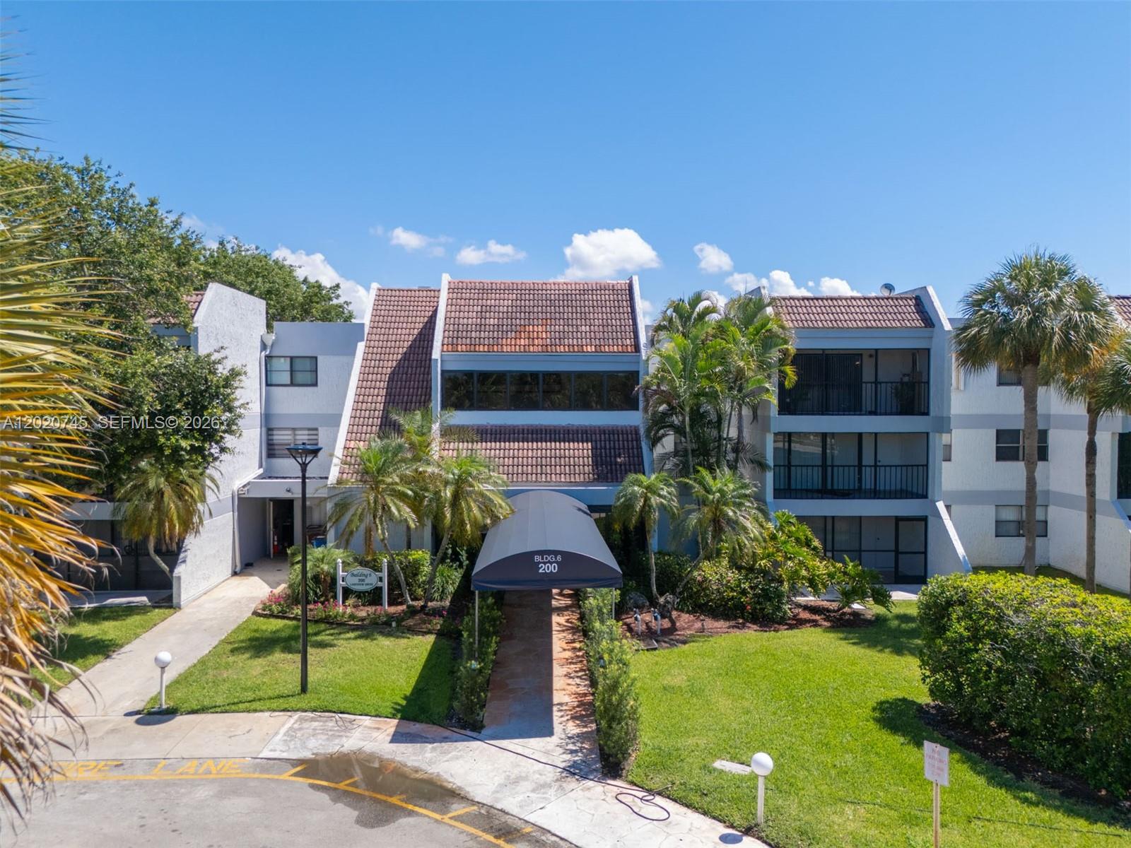200 LAKEVIEW DR #211, Weston FL 33326