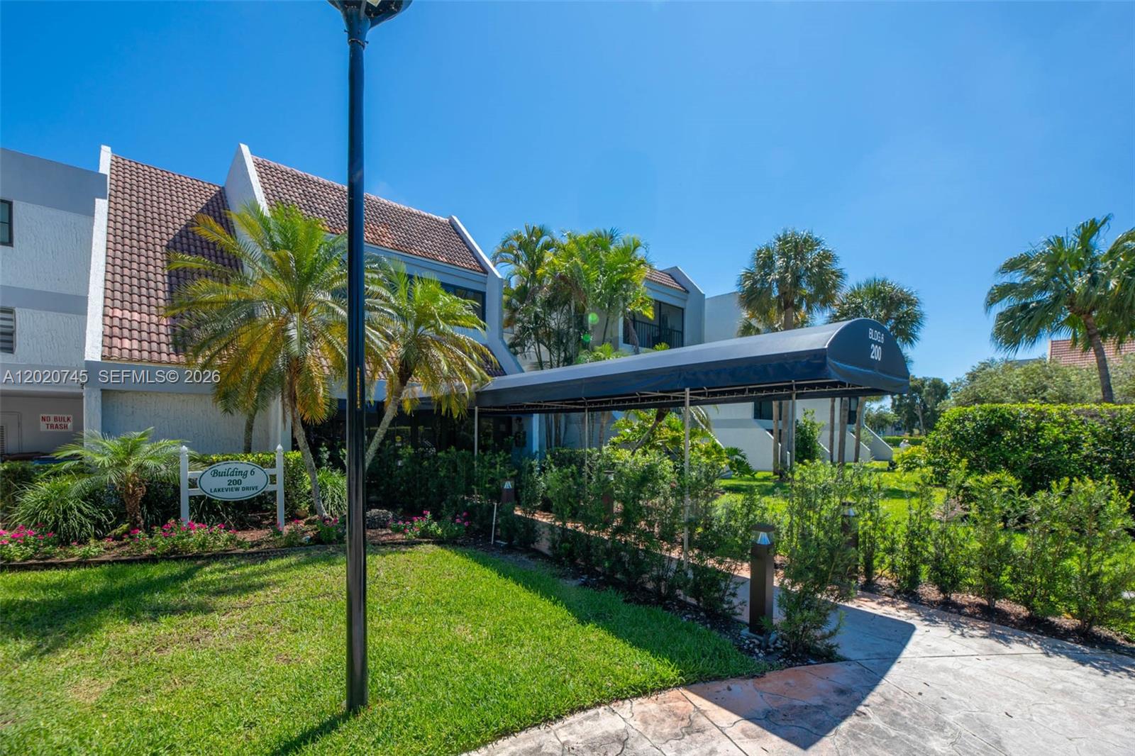 200 LAKEVIEW DR #211, Weston FL 33326