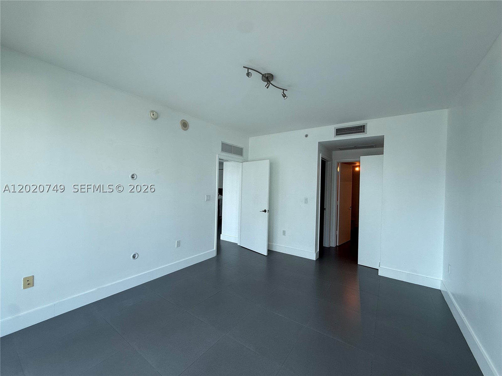 92 SW 3rd St #1804, Miami FL 33130