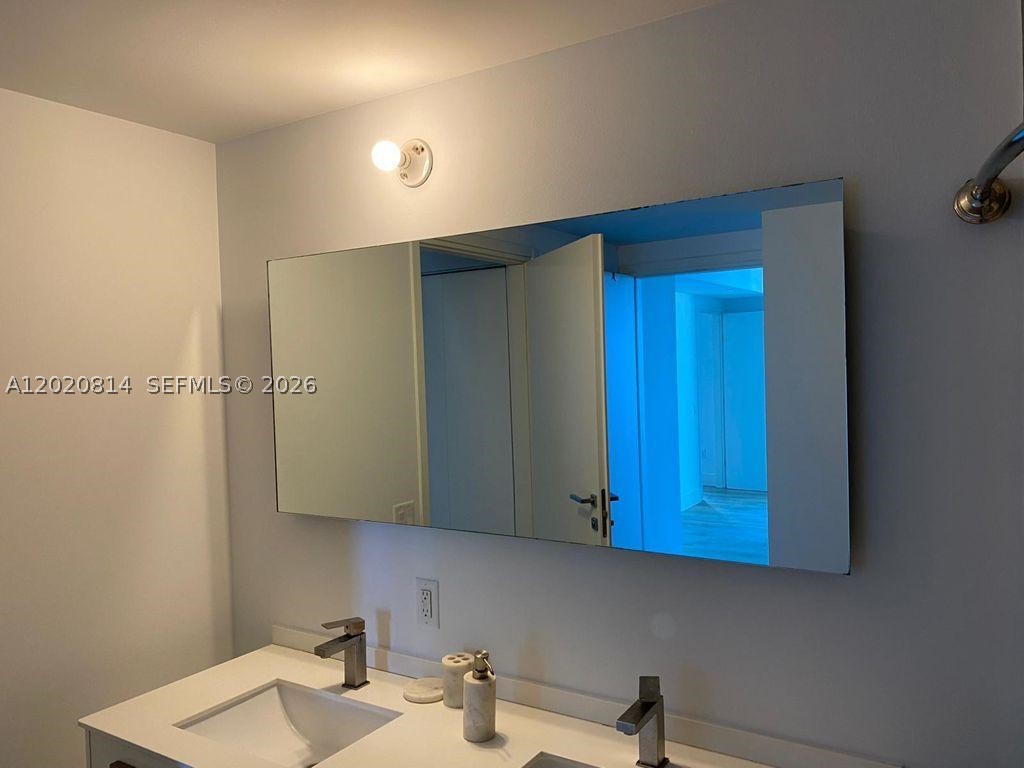 1300 Brickell Bay Dr #1805, Miami FL 33131